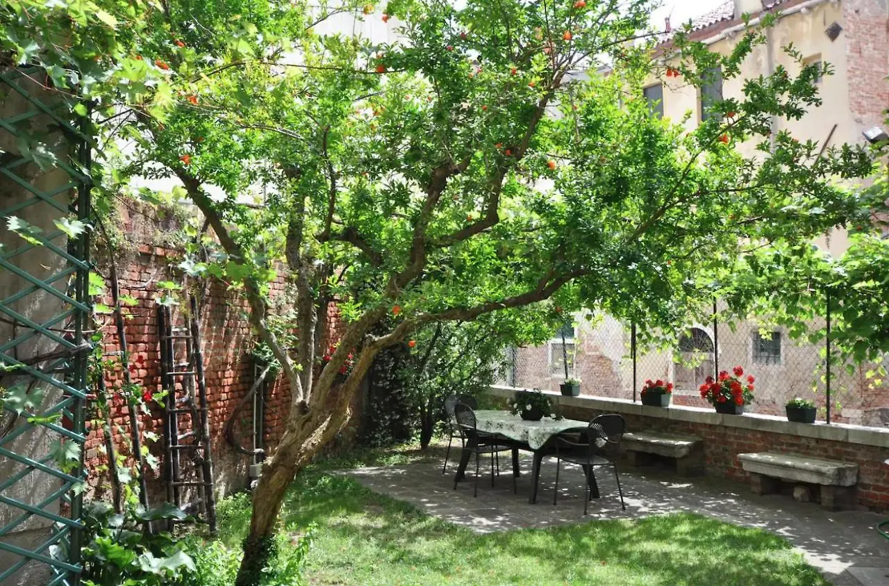 Daire Garden In Venice Biennale